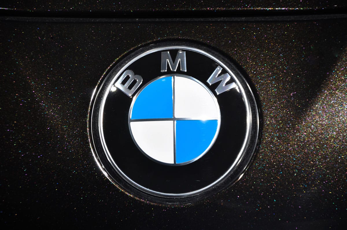 Zoom sur le logo du constructeur BMW