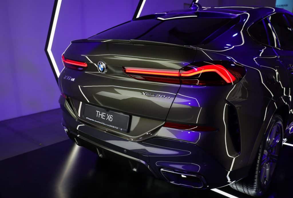 Zoom sur l'arrière du SUV X6