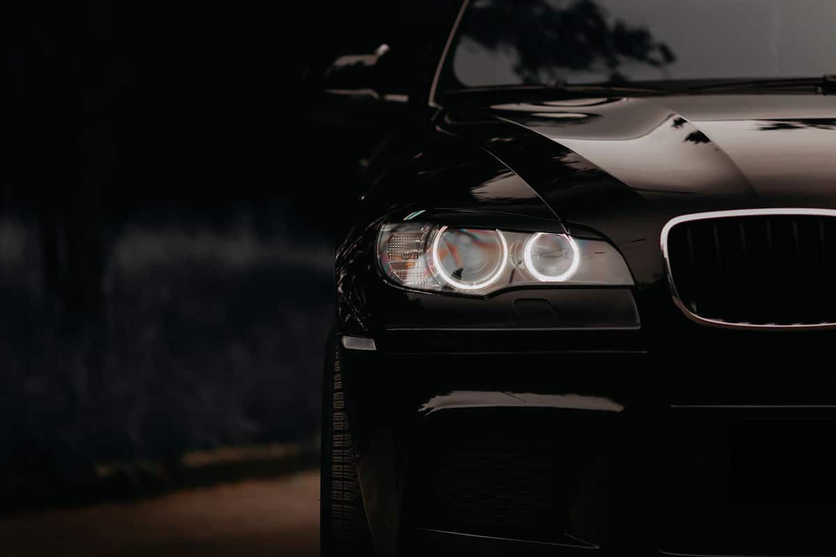 Zoom sur l'avant d'une version BMW X6