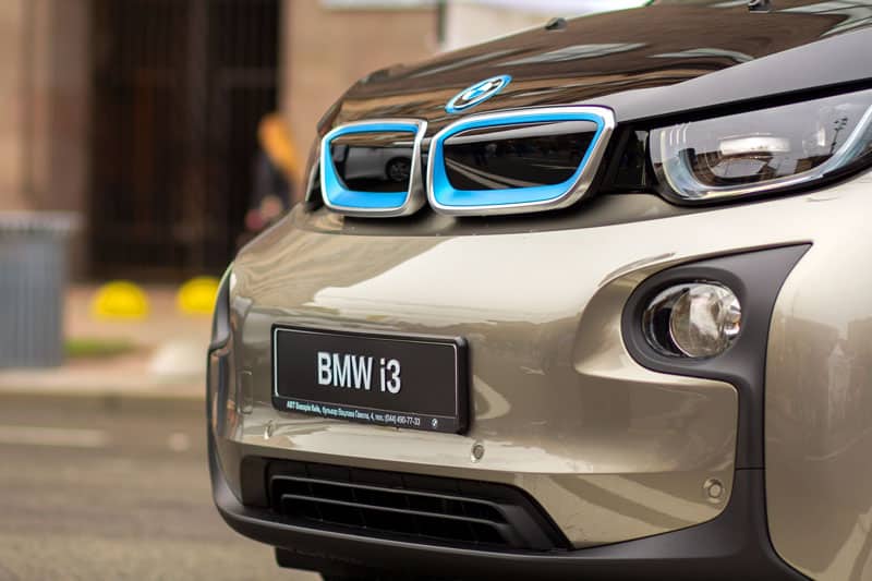 Zoom sur l'avant d'une BMW I3