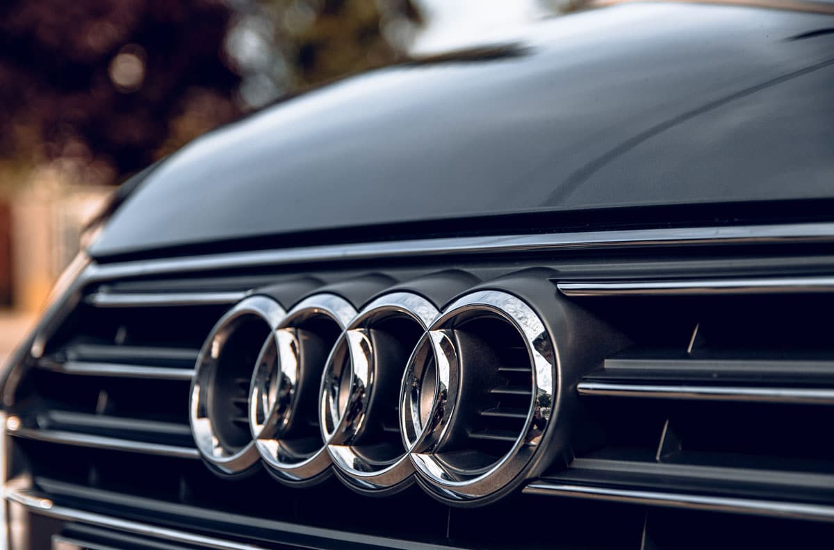 Zoom sur le logo d'un véhicule Audi
