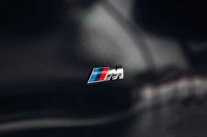 Zoom sur le sigle M de la marque BMW