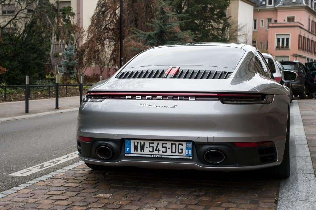 Zoom sur une Porsche avec une immatriculation WW