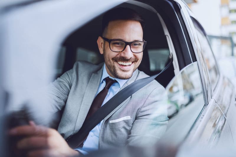Professionnel de l'automobile installé dans une voiture