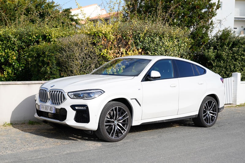 SUV X6 Blanc stationné