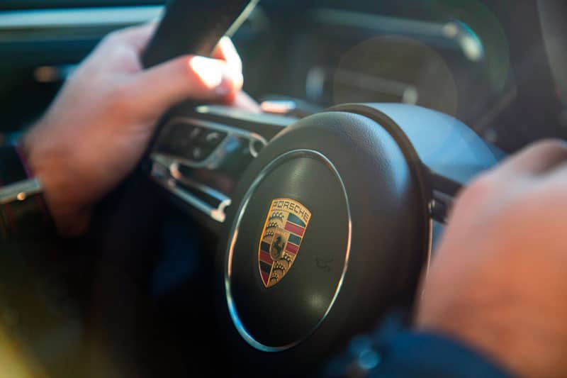 Zoom sur le volant d'une Porsche
