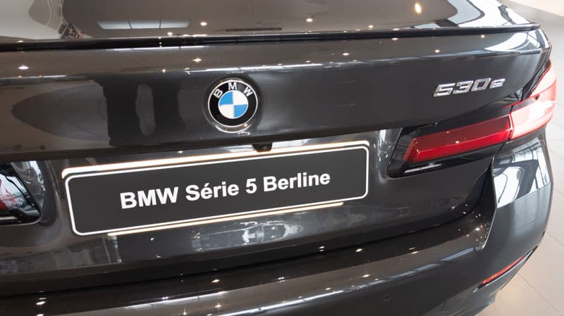Zoom sur l'arrière d'une BMW Série 5 Berline