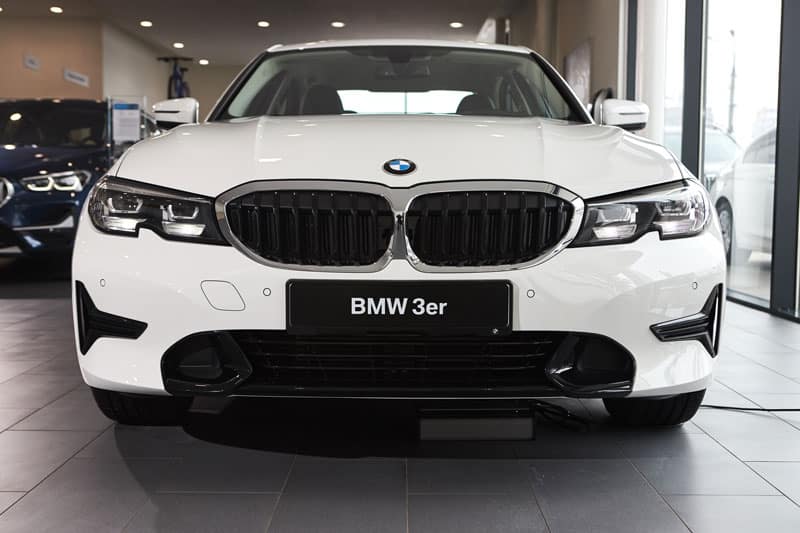 Zoom sur l'avant d'une BMW Série 3