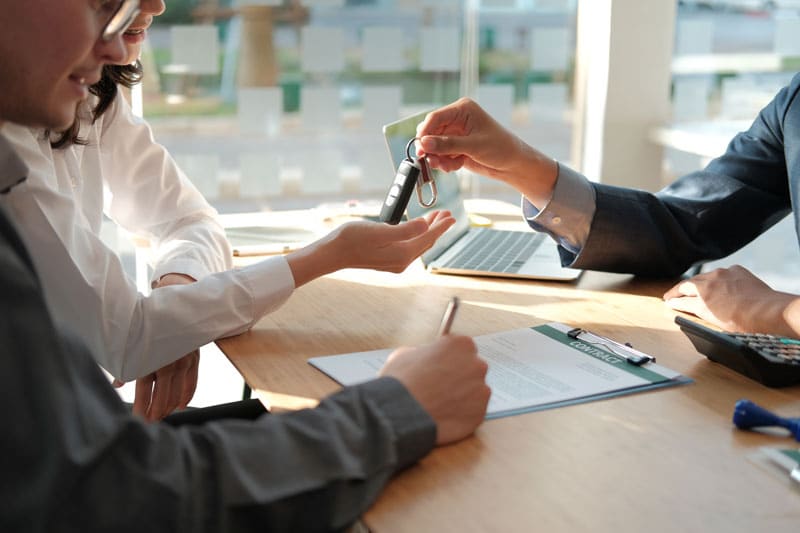 Concessionnaire qui donne des clés de voiture 