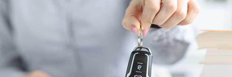 Zoom sur une personne qui tient des clés de voiture