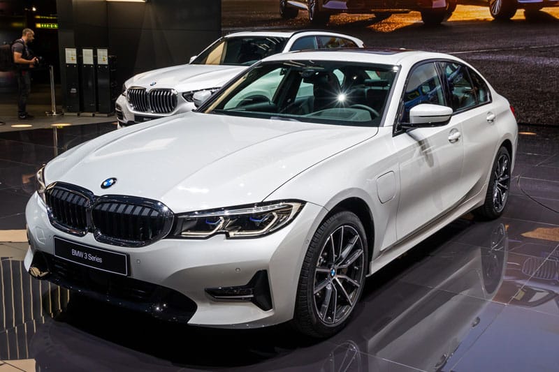Exposition d'une BMW Série 3 blanche
