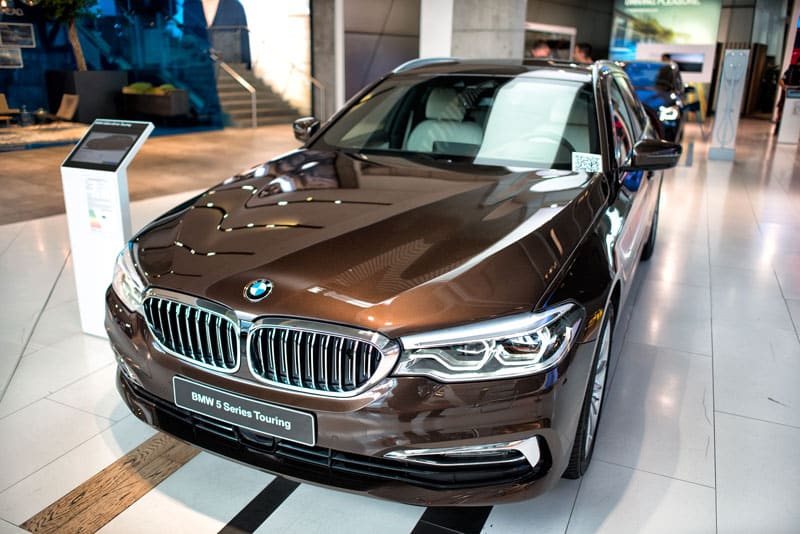 BMW Série 5 Touring exposée dans une concession