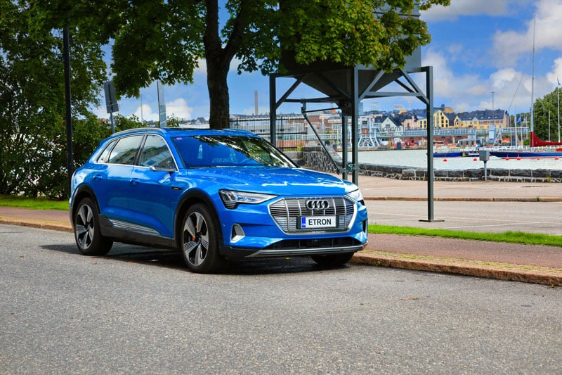 Zoom sur une Audi E-tron bleu stationnée