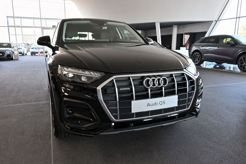 Zoom sur l'exposition d'un SUV Q5