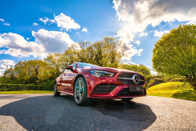 Zoom sur une Mercedes CLA de couleur rouge