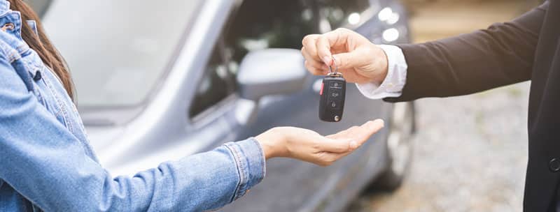 Mandataire automobile qui vend une voiture à une personne