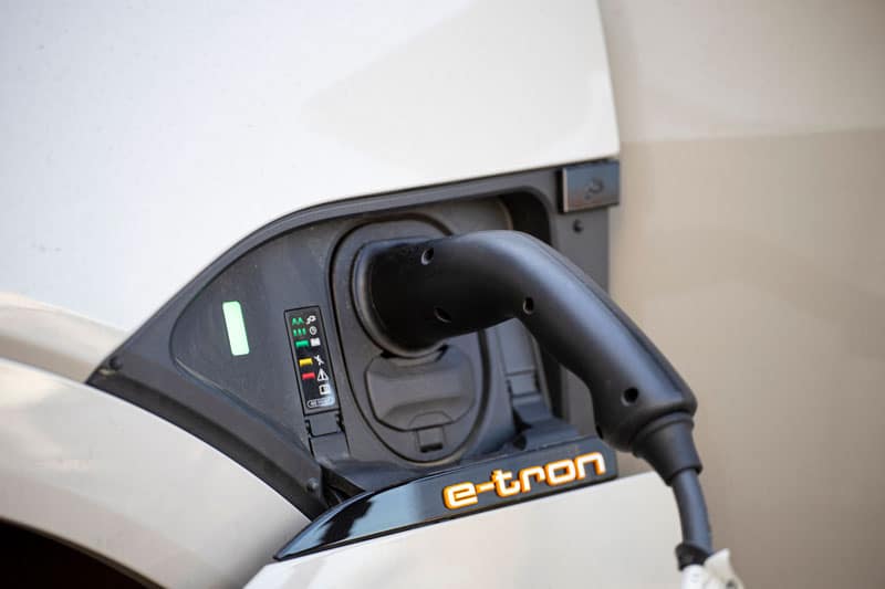 Zoom sur l'endroit de chargement d'une Audi e-tron