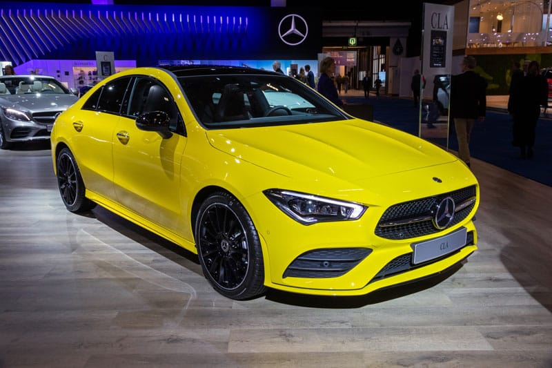 Exposition d'une Mercedes CLA de couleur jaune