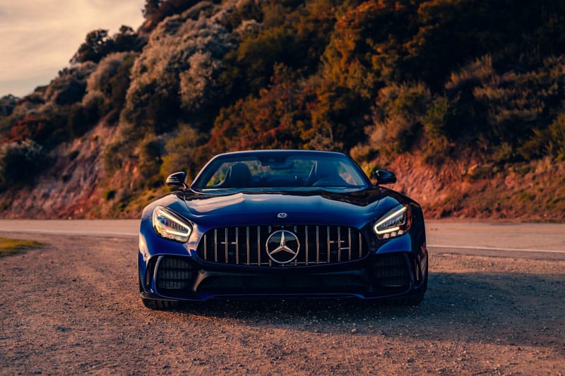 Zoom sur l'avant d'un modèle Mercedes