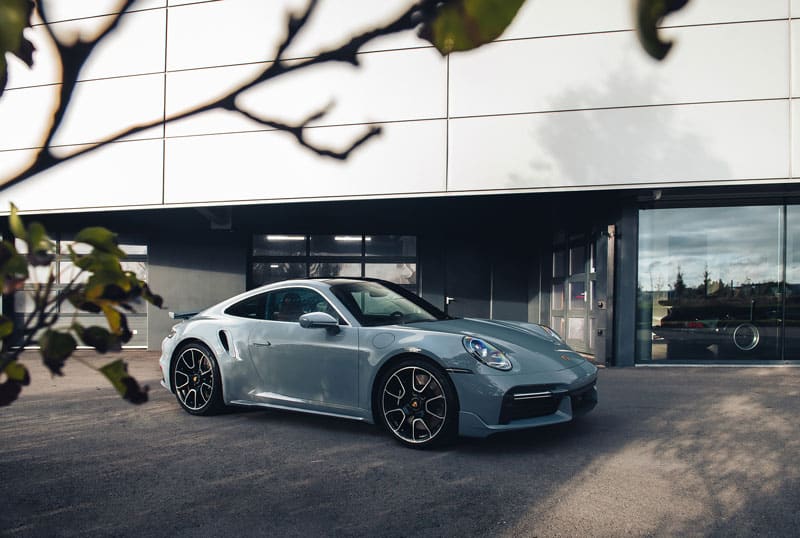 Modèle Porsche stationné