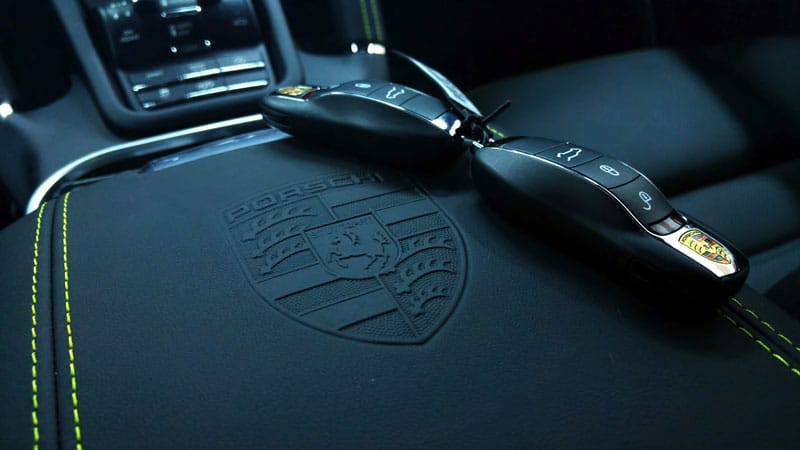 Zoom sur les clés d'une voiture Porsche