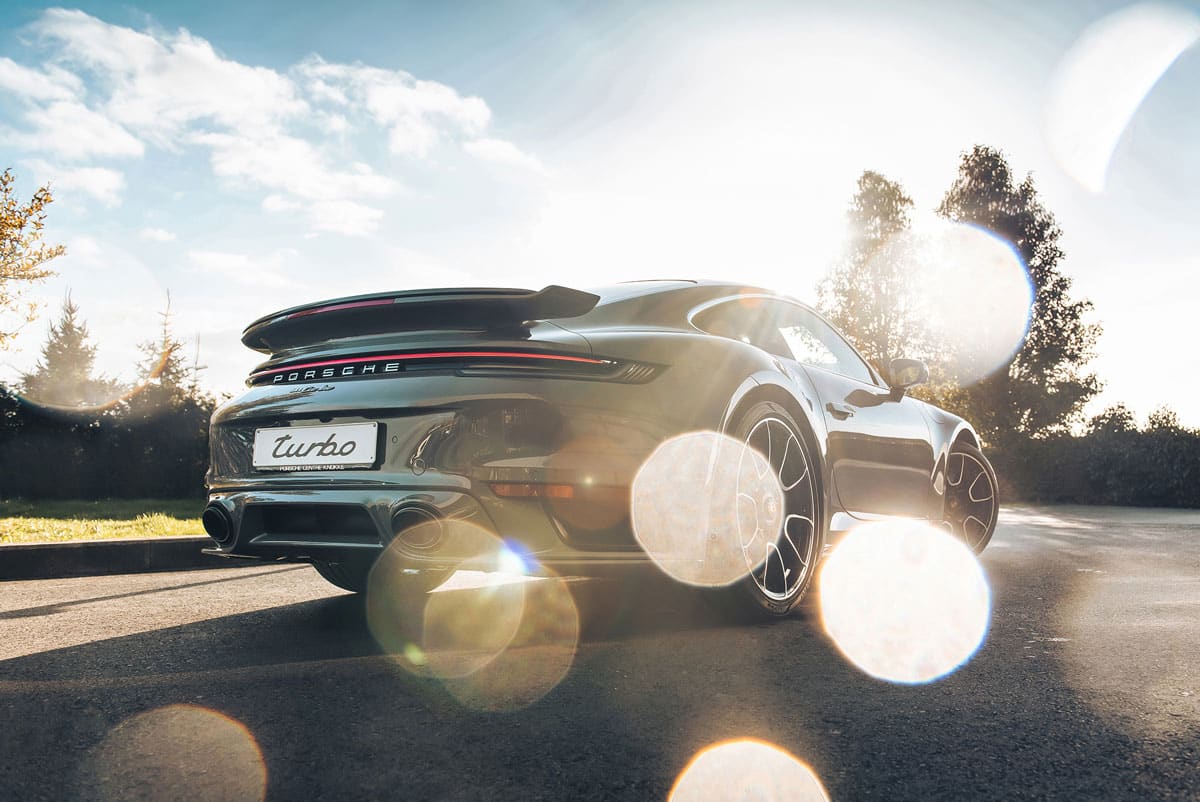 Zoom sur un modèle arrière d'une Porsche
