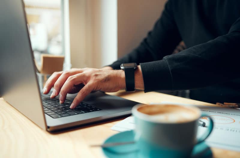 Zoom sur une personne qui effectue des recherches sur internet 