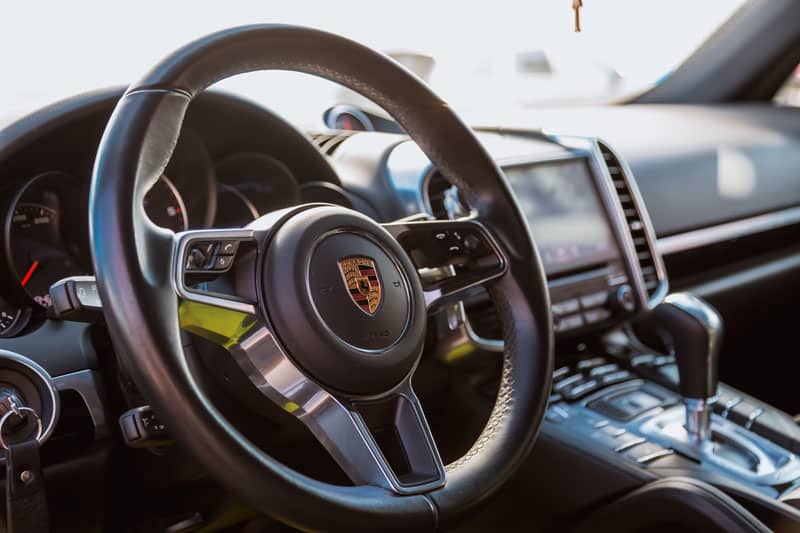 Zoom sur le volant d'une Porsche