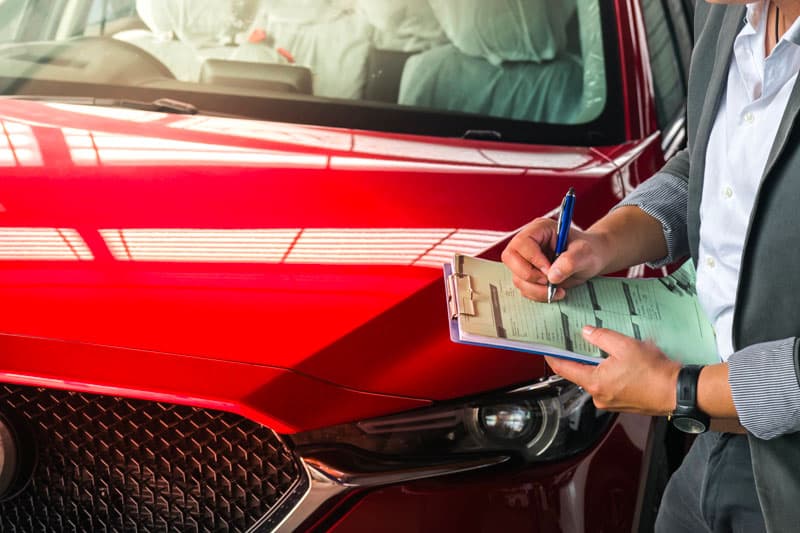 Zoom sur un professionnel qui réalise un contrôle technique