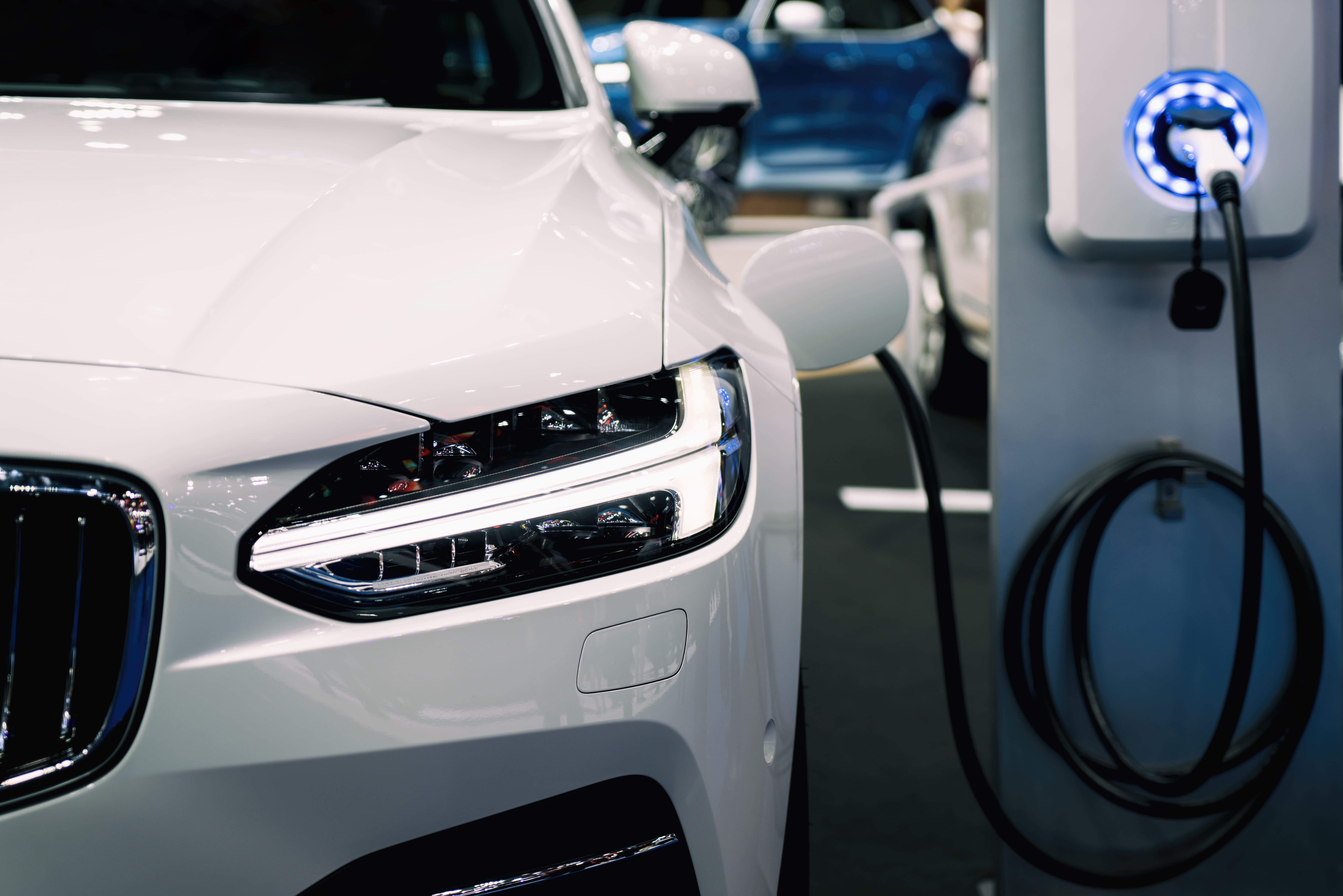 voiture électrique en pleine recharge
