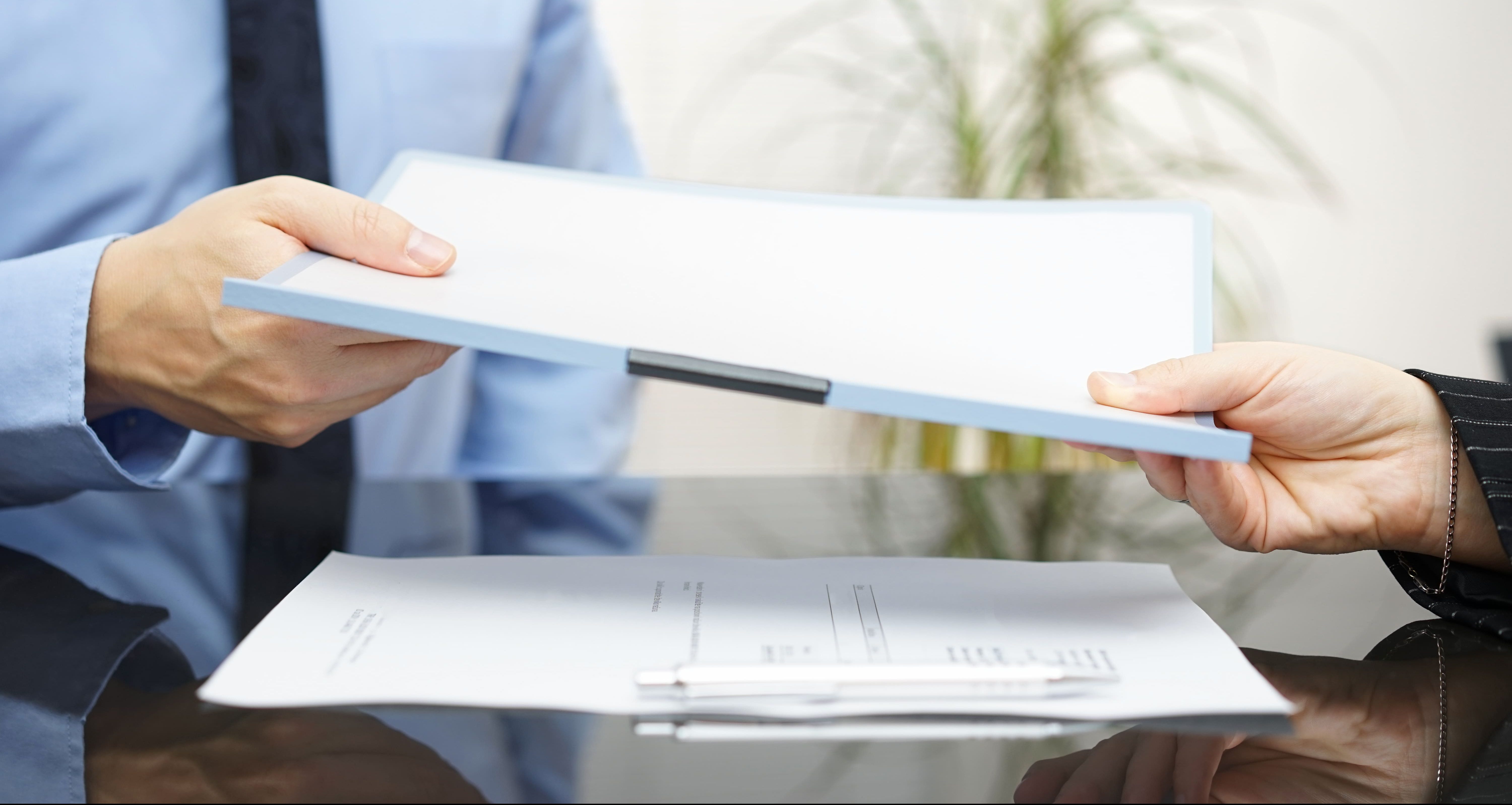 Remise en main propre d'un document