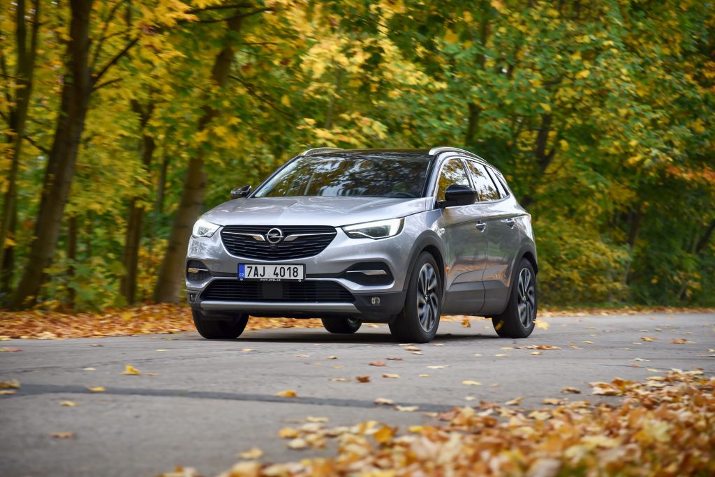 Voiture Opel roulant sur une route dans la forêt