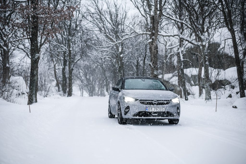 Voiture Opel roulant dans la neige