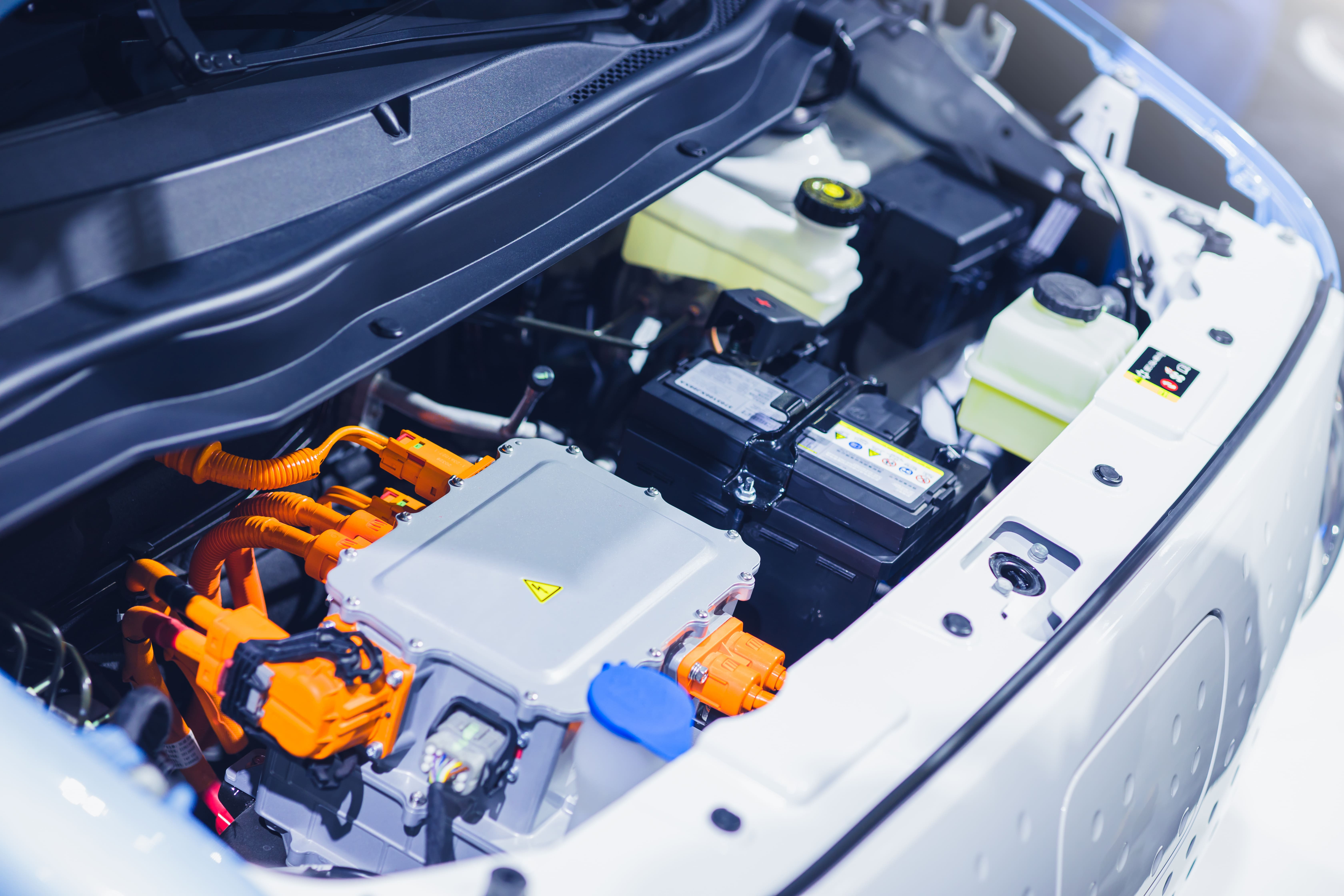 capot ouvert d'une voiture électrique