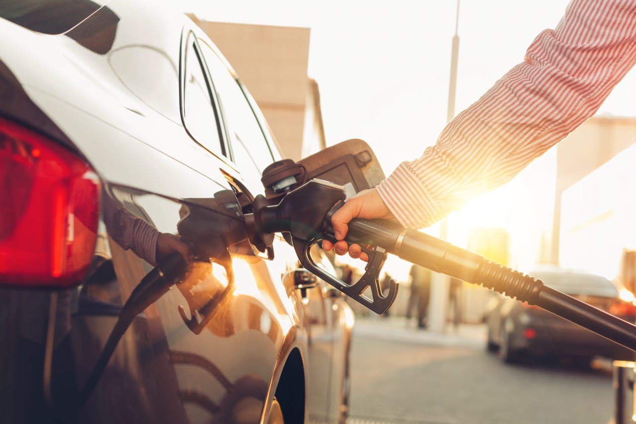 Personne faisant le plein d'essence de sa voiture hybride.