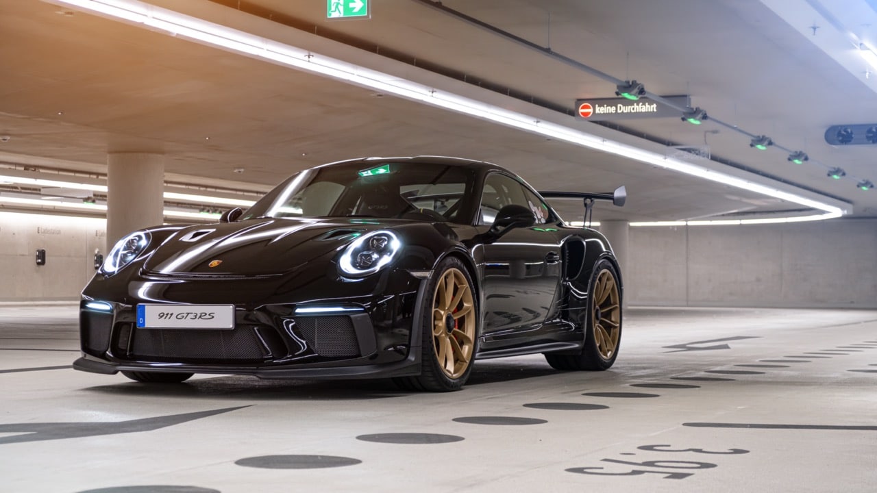 Porsche 991 stationnée dans un parking souterrain.