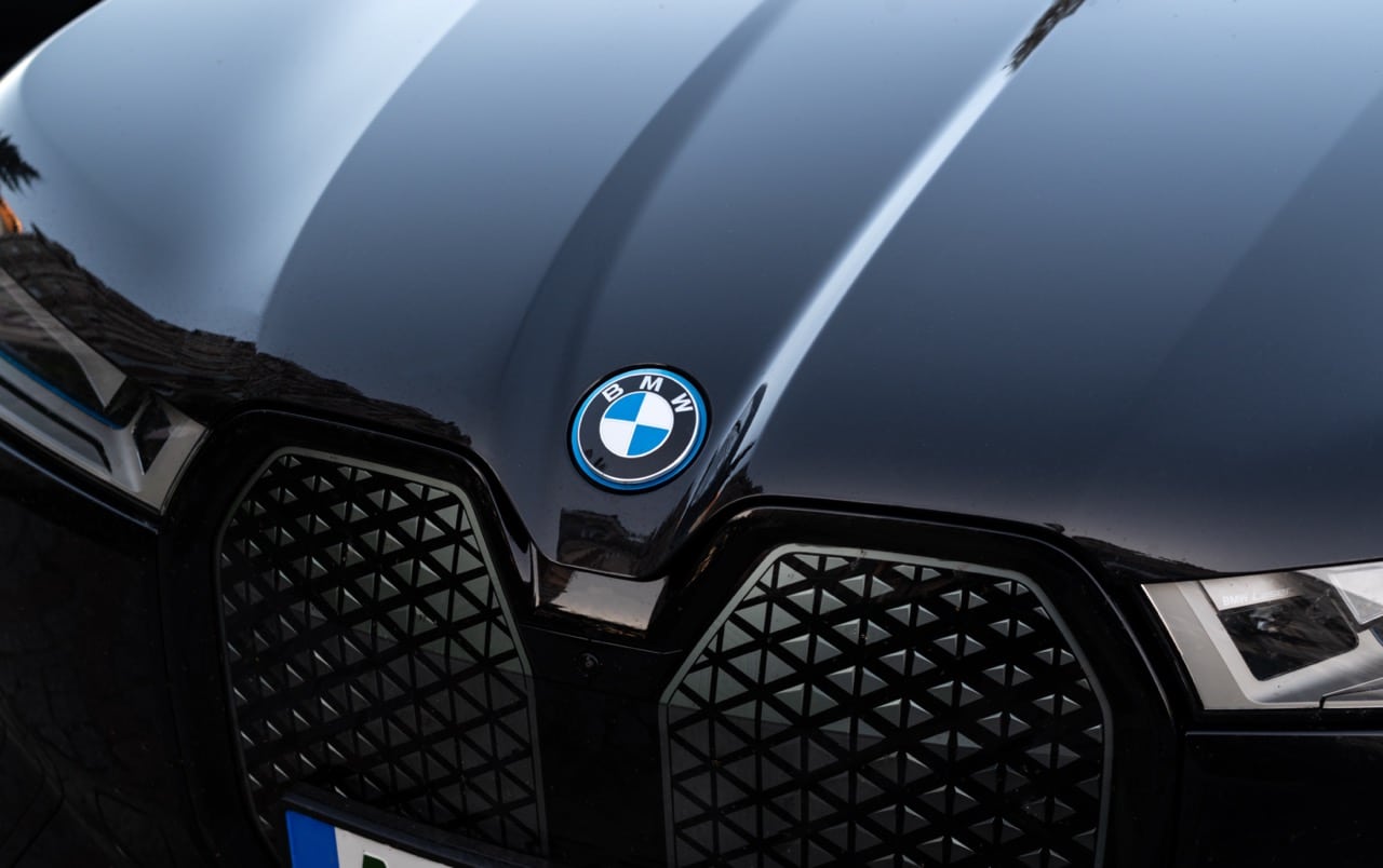 Photo du capot d'une BMW.