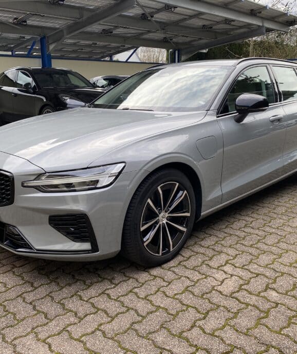 Importé VolvoV60 T6 Twin Engine AWD Plus Dark Plug-In de 08/2024 à 33.770€