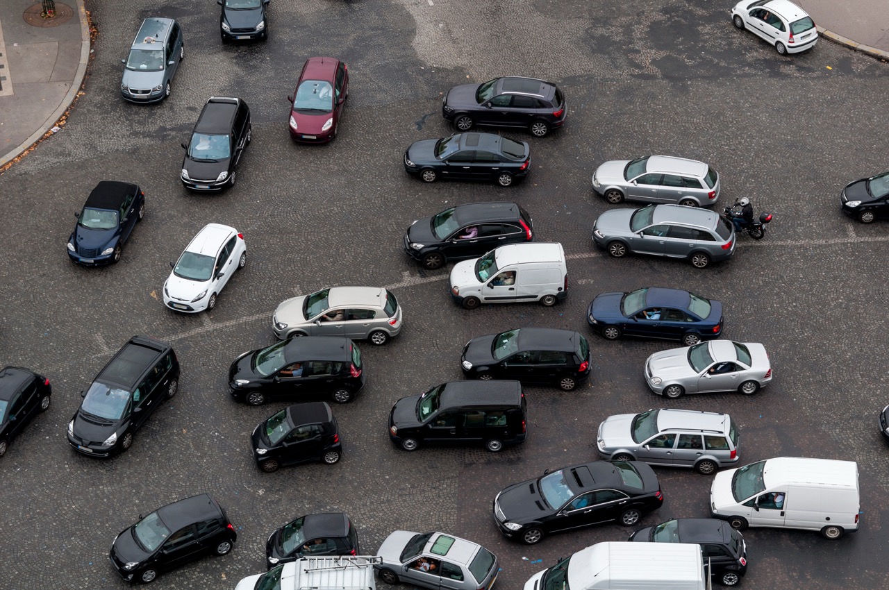 Embouteillage urbain à Paris vu du dessus avec des voitures en stop-and-go