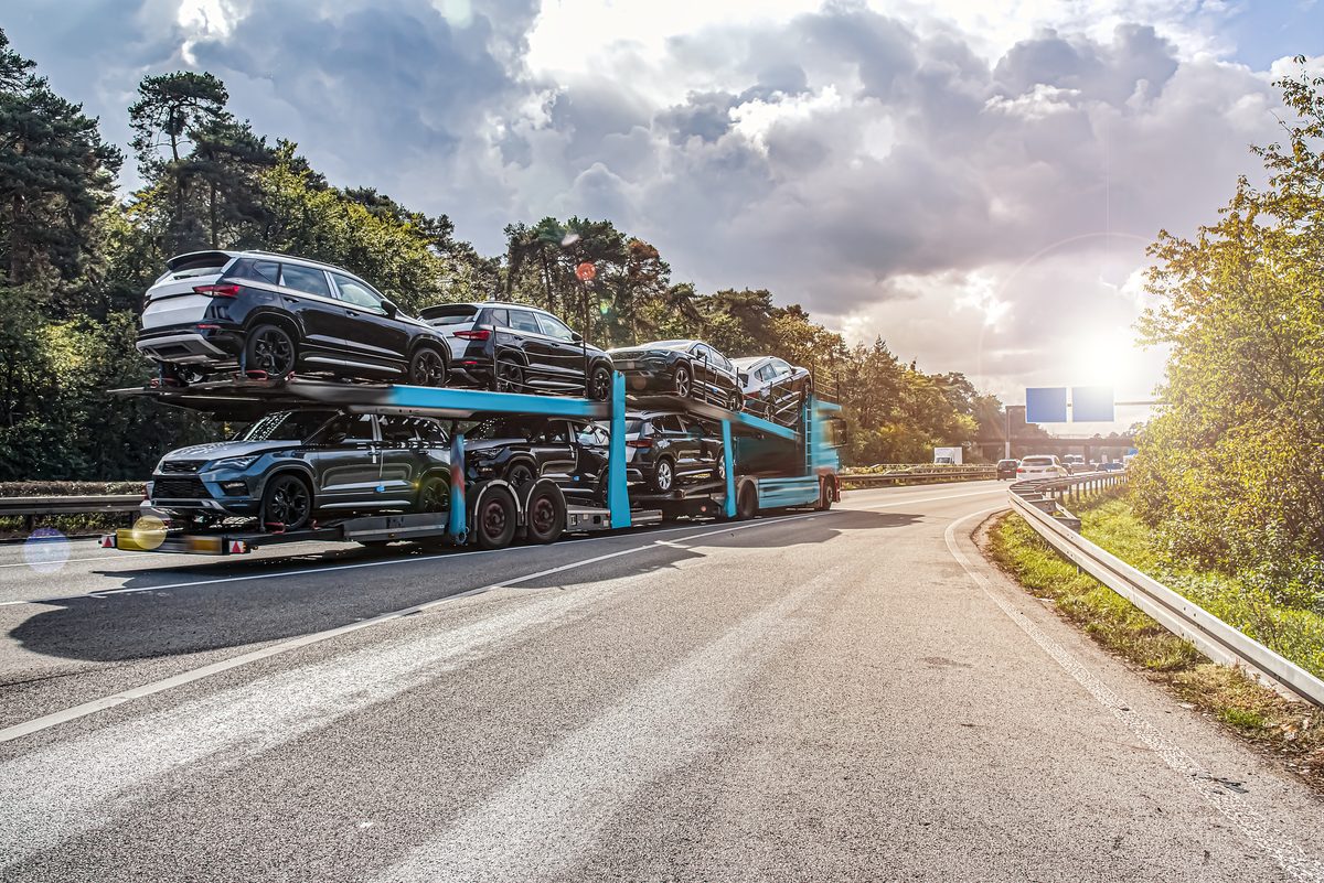 Camion porte-voitures transportant des véhicules d'occasion sur une autoroute européenne