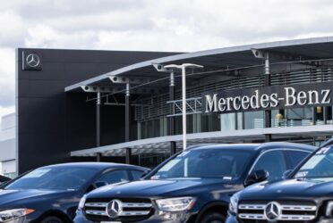 Concession Mercedes-Benz en Allemagne avec voitures d'occasion récentes alignées